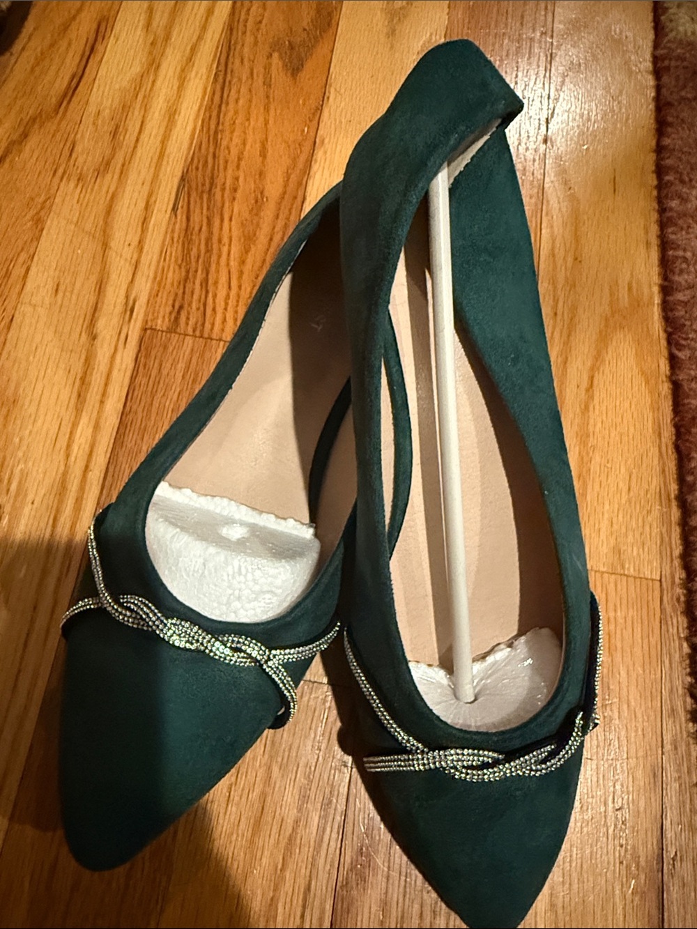 Elegant Green Pointed Toe Women's Flats with Decorative Chain size 9.5 NWOB